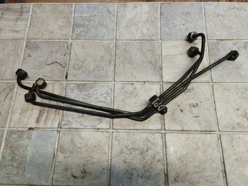 Fuel injector supply line/pipe
