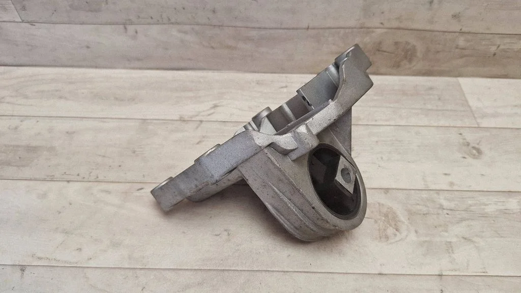 Engine mount bracket