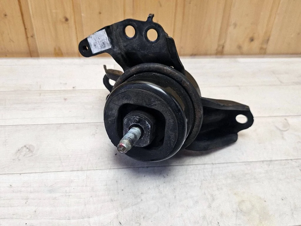 Engine mount bracket – front right