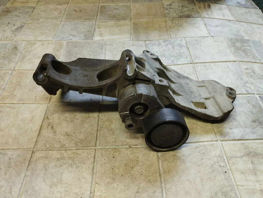 Generator/alternator bracket – Renault Megane III (2009-2016)