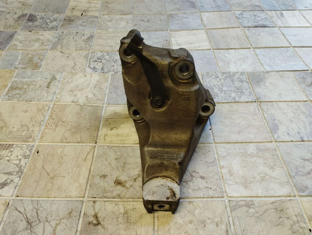 Generator/alternator bracket – Volkswagen Golf Plus (2005-2013)