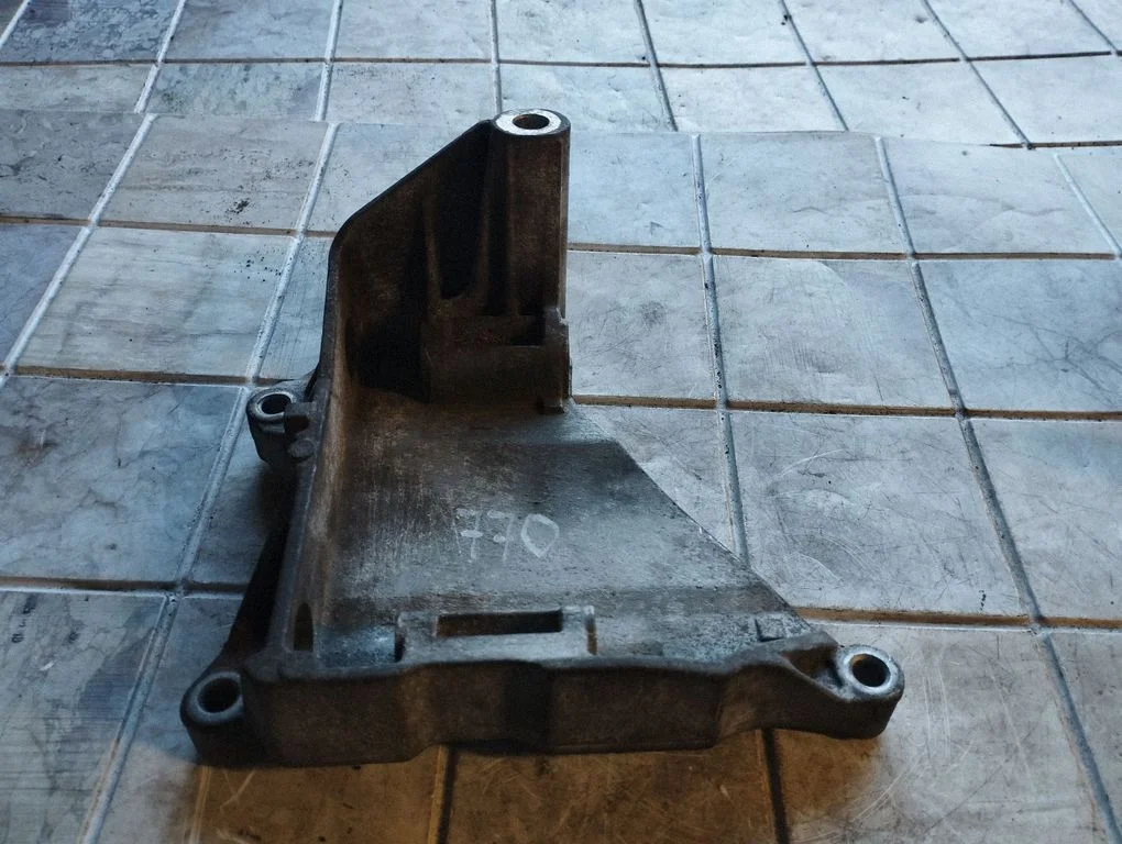 Generator/alternator bracket 070903143C