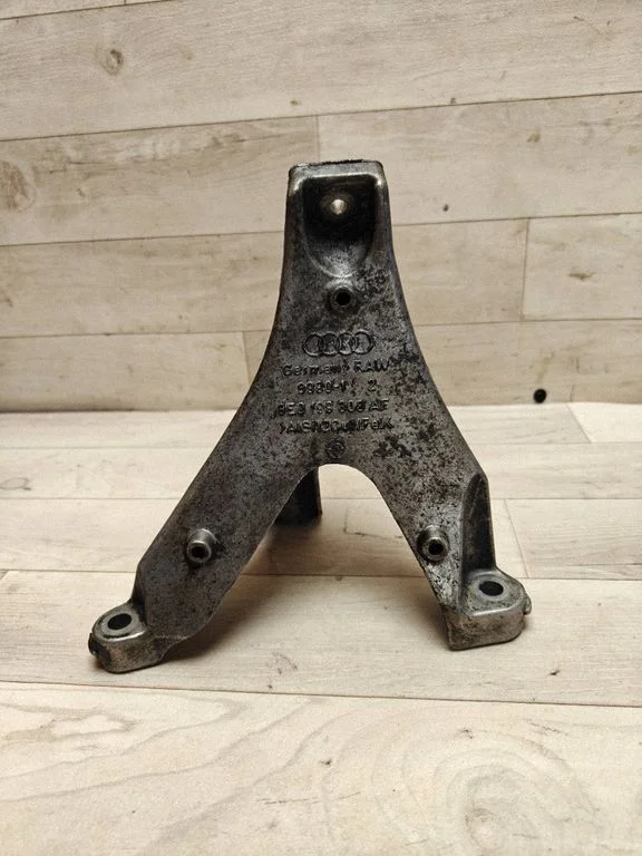 Engine mounting bracket 8E0199308AF