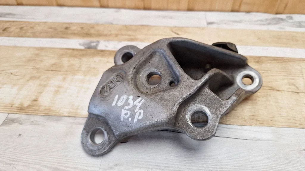 Engine mounting bracket – front right