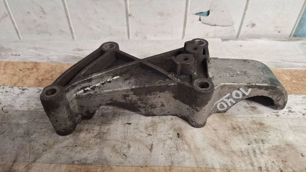 Engine mounting bracket 8200213875