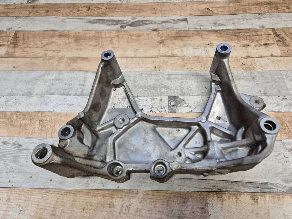 Engine mounting bracket