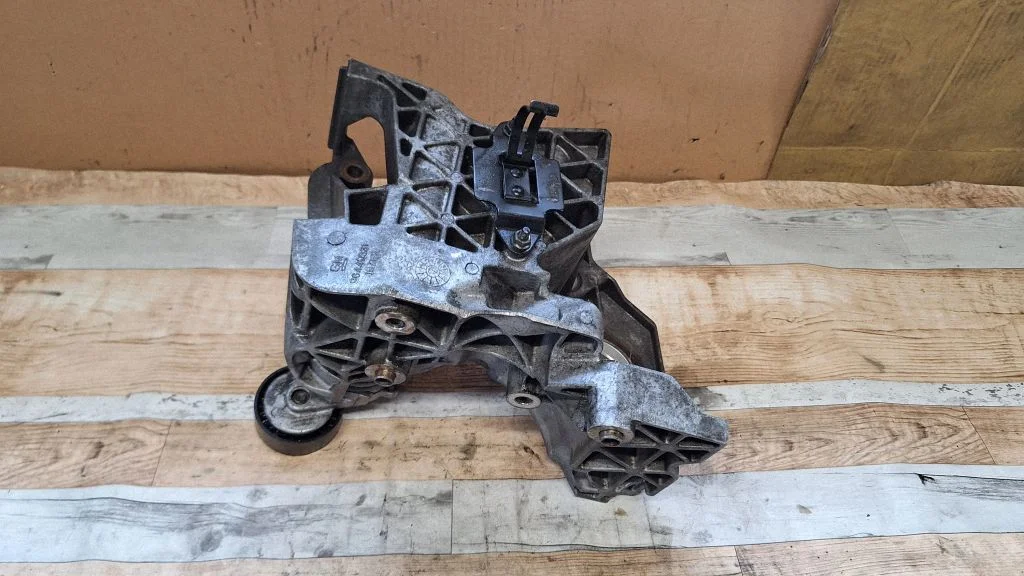 Engine mounting bracket 96440531