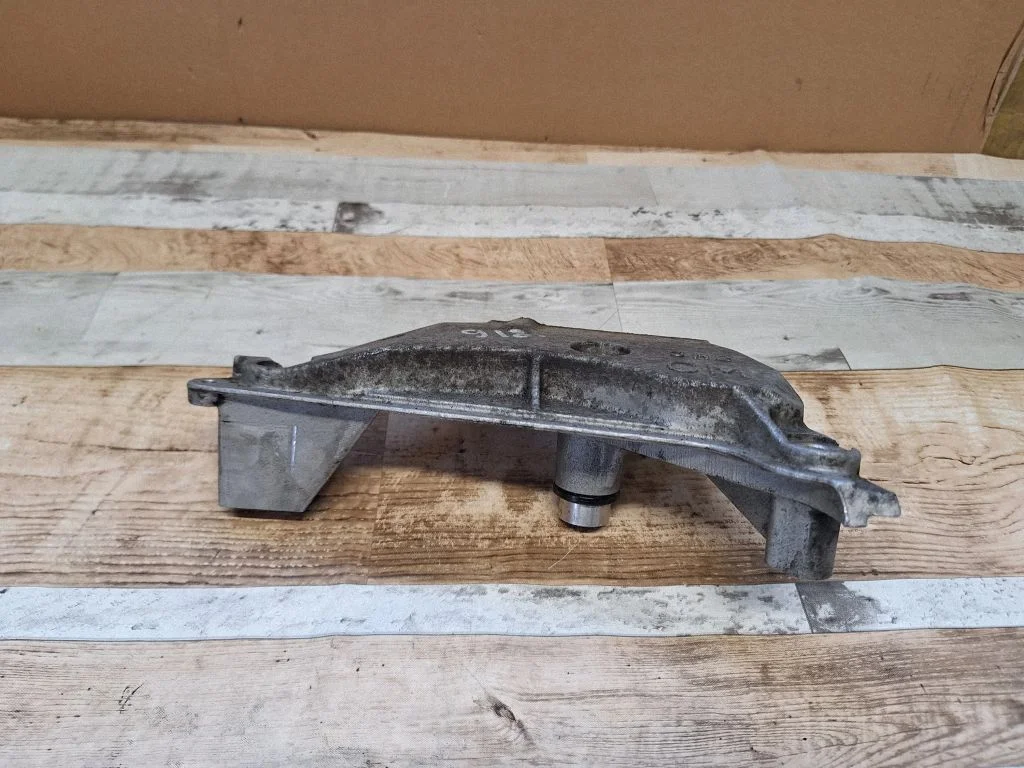 Engine mounting bracket