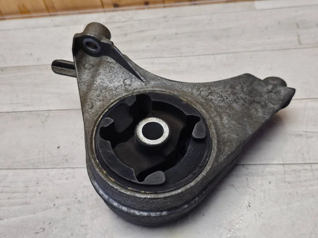 Engine mount bracket – Opel Antara (2006-2016)
