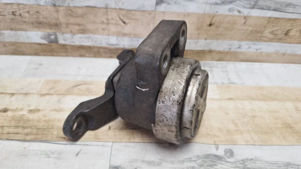 Engine mount bracket – front right