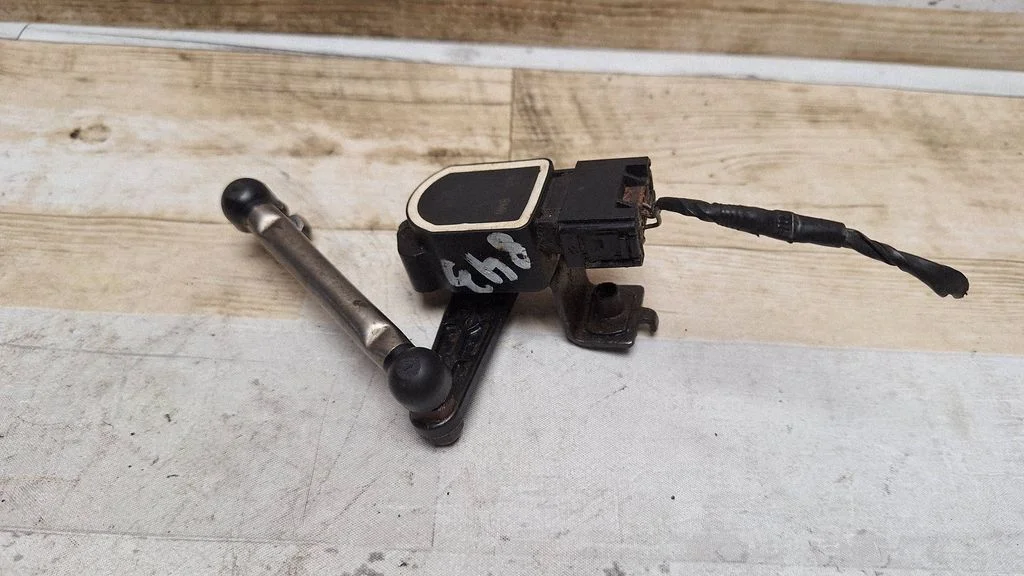 Headlight/headlamp level sensor 6778814