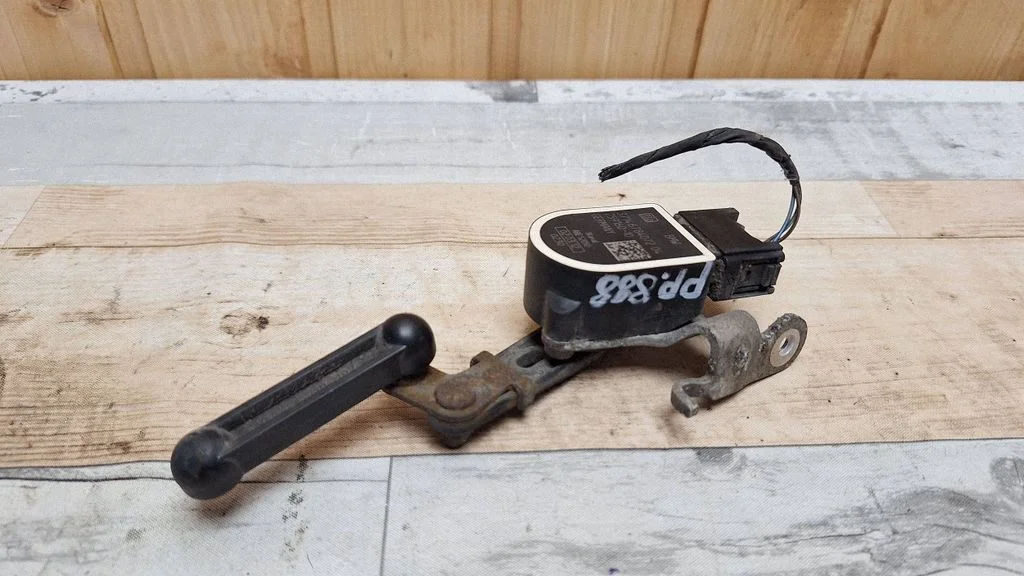 Headlight/headlamp level sensor 3714678407204