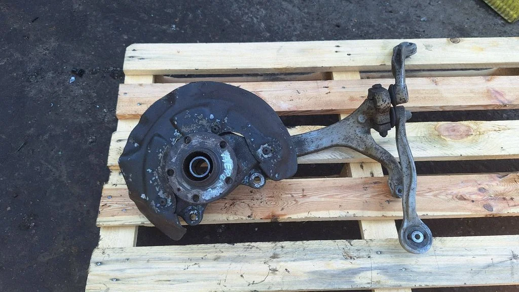 Front wheel hub spindle knuckle – front left