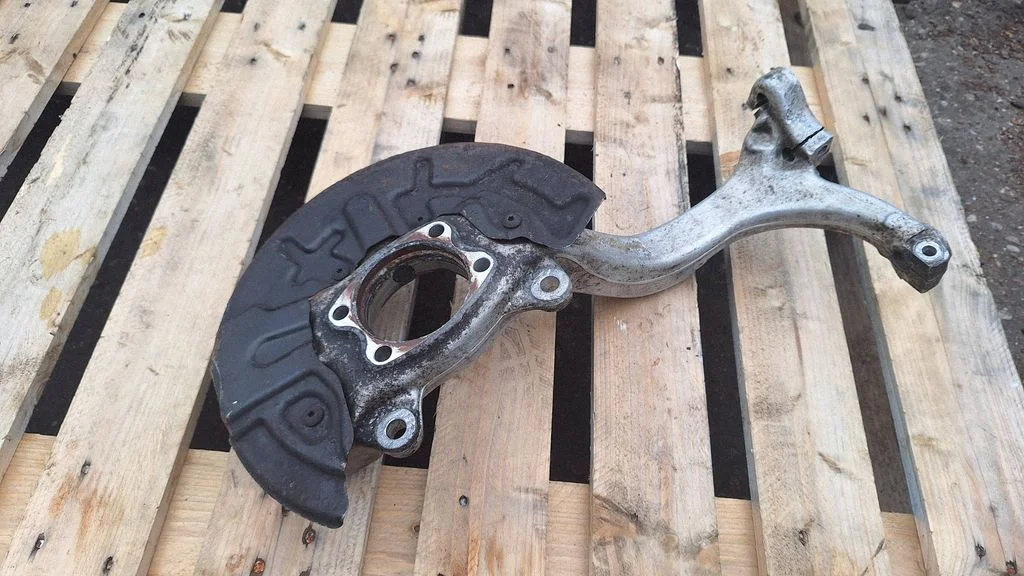 Front wheel hub spindle knuckle – front left