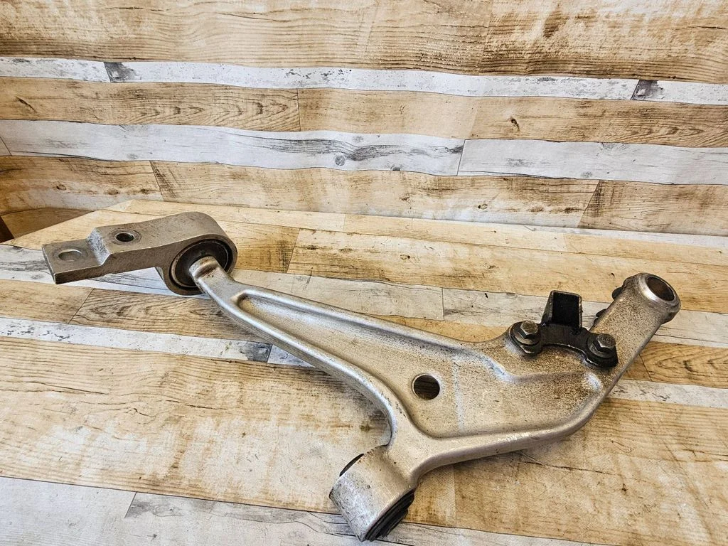 Front lower control arm/wishbone – front right