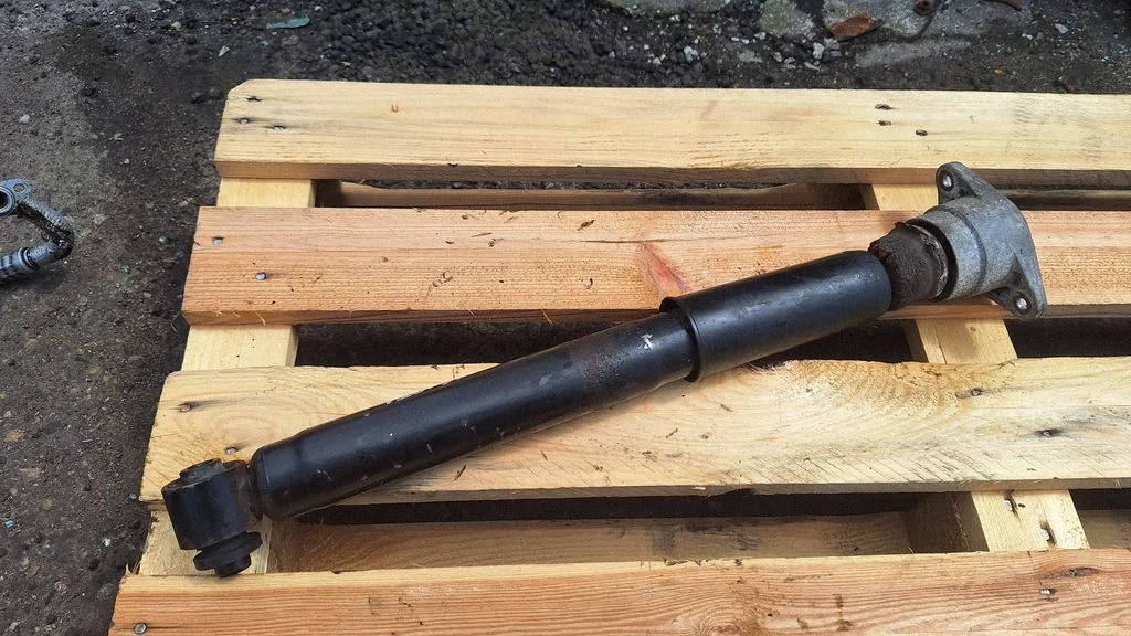 Rear shock absorber/damper