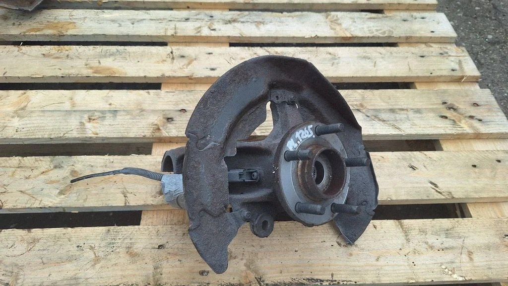 Front wheel hub – front left
