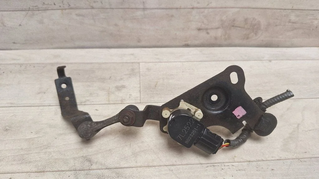 Headlight/headlamp level sensor – Toyota Auris 150 (2006-2012)