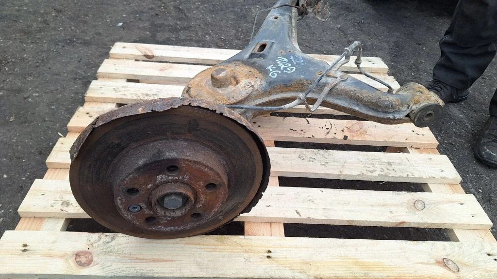 Rear wheel hub spindle/knuckle – rear left