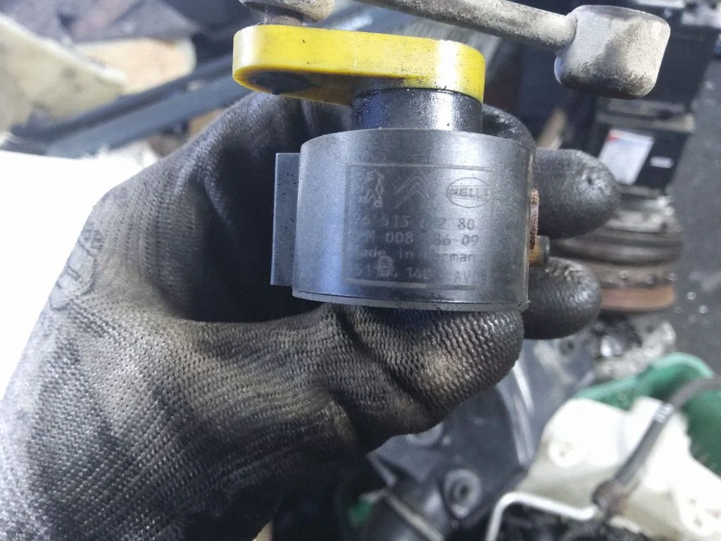 Headlight/headlamp level sensor