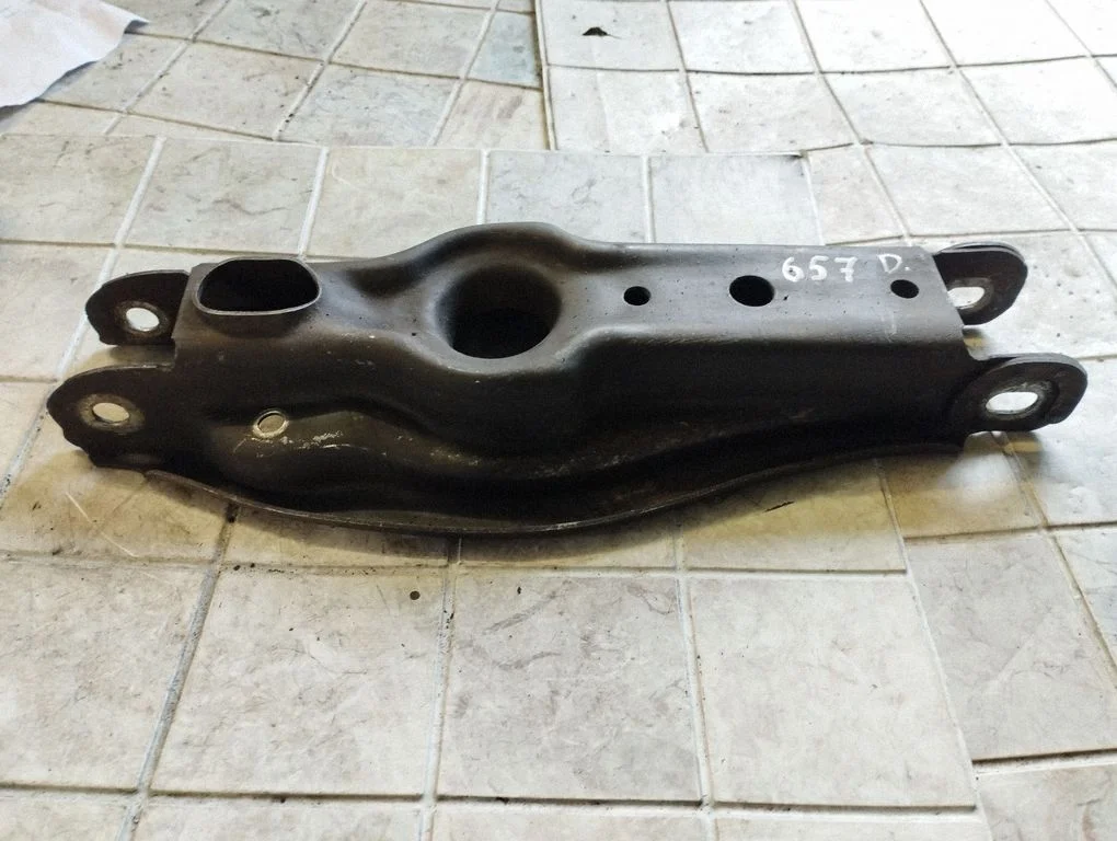 Rear upper control arm/wishbone – rear right