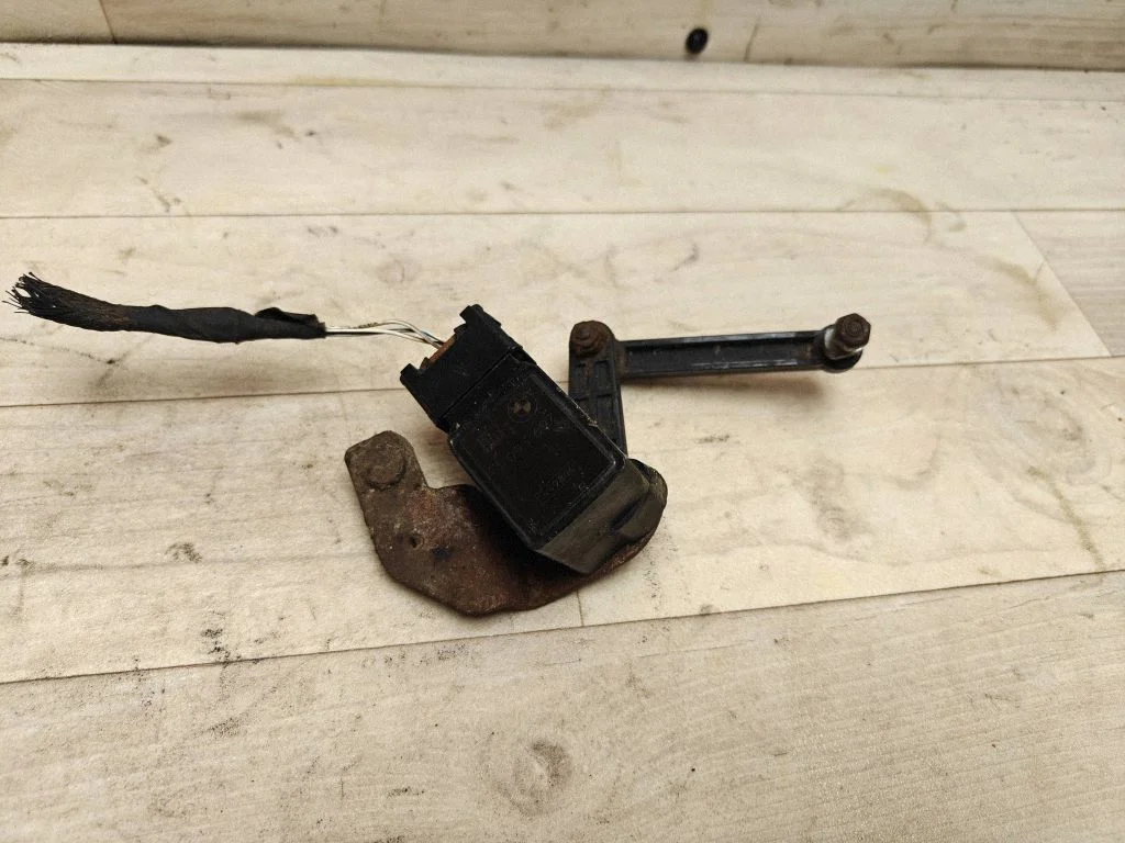 Tagumise õhkvedrustuse kõrgusandur – BMW 5-seeria E60 E61 (2004-2010)