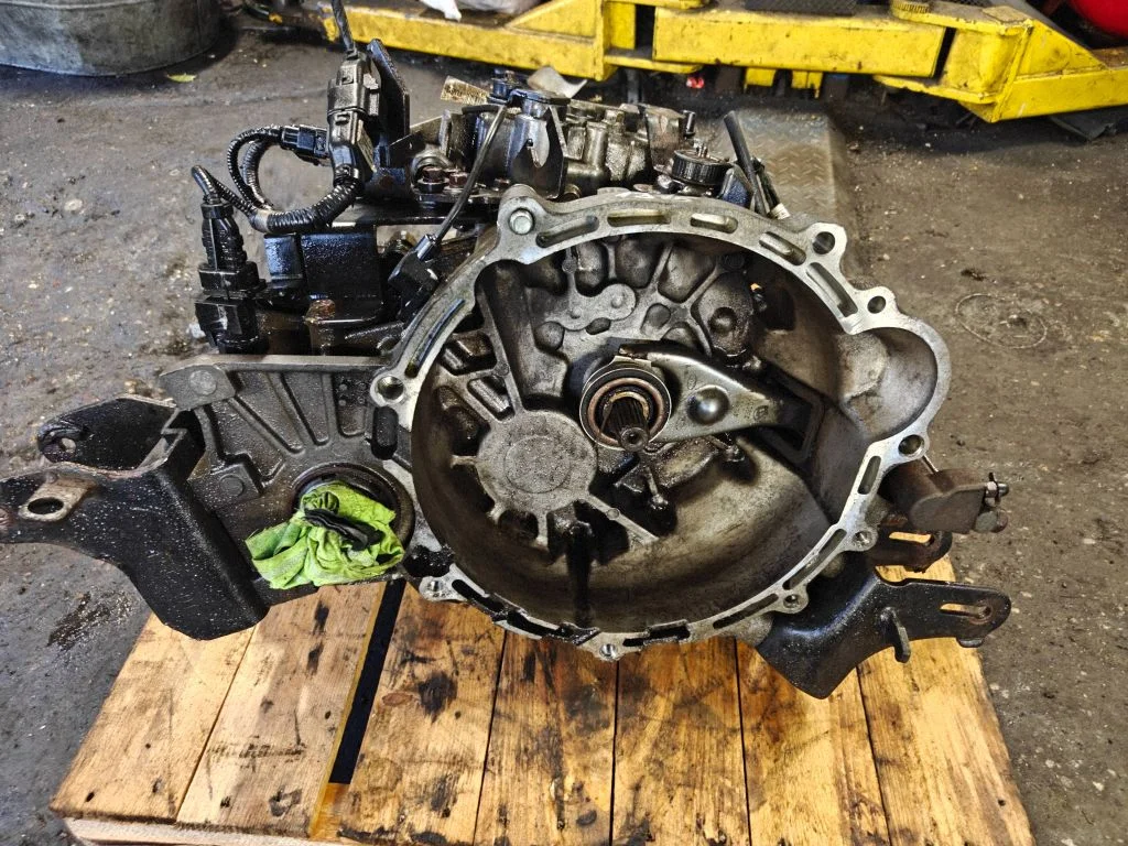 Manual 5 speed gearbox