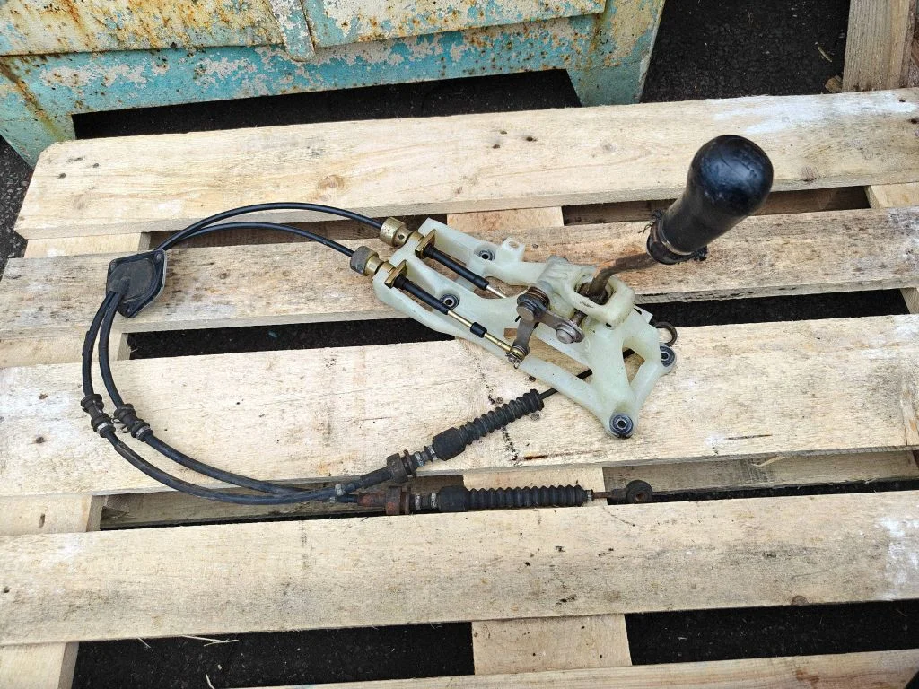 Gear selector mechanism – Toyota Avensis T250 (2003-2006)