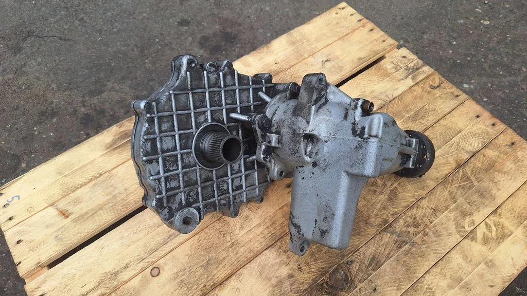 Gearbox transfer box case 8675089