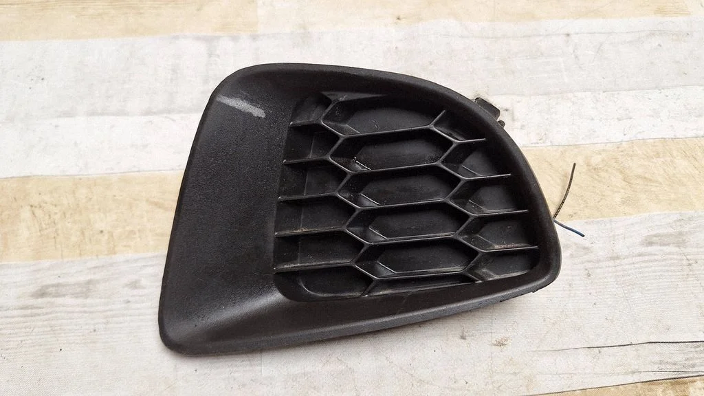 Front bumper lower grill D65150C21