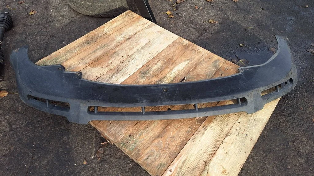Esistange alumine osa (huul) – Volkswagen Passat B5.5 (2001-2005)