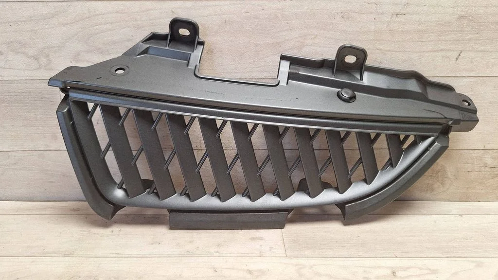 Front bumper upper radiator grill MN145455