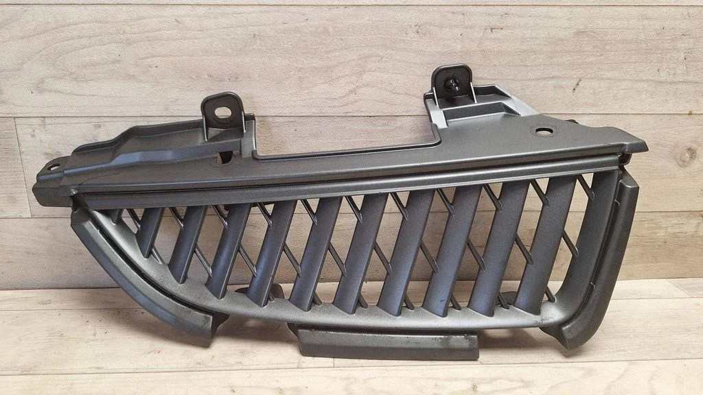 Front bumper upper radiator grill MN145456
