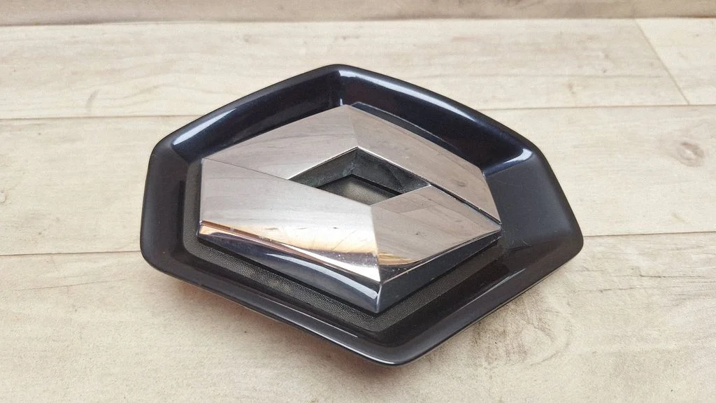 Manufacturer badge logo/emblem