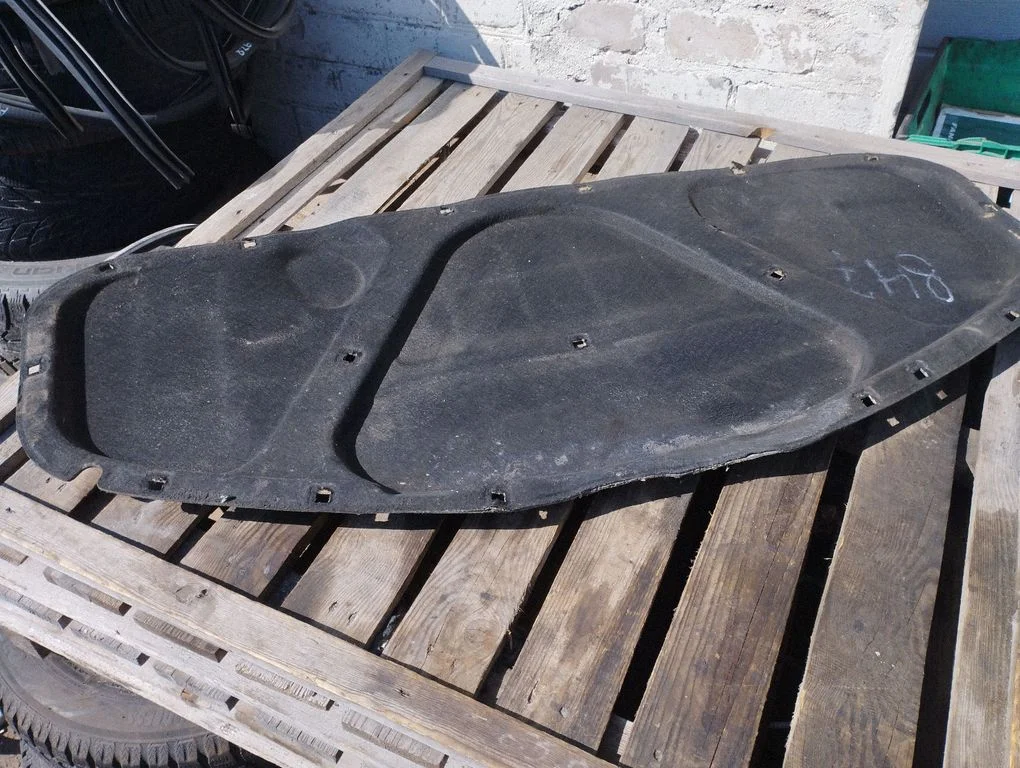 Engine bonnet/hood sound/heat insulation
