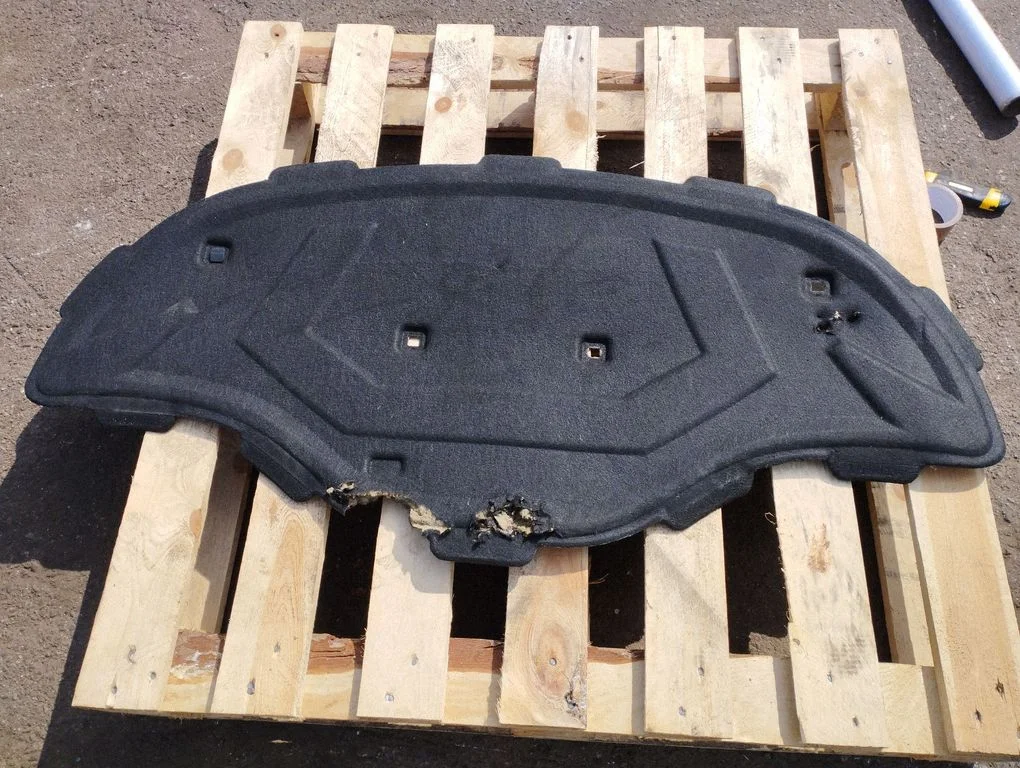 Engine bonnet/hood sound/heat insulation
