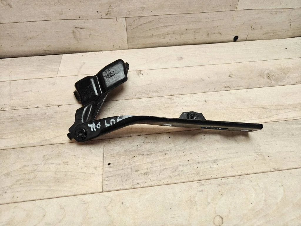 Engine bonnet/hood hinges 8R0823302A