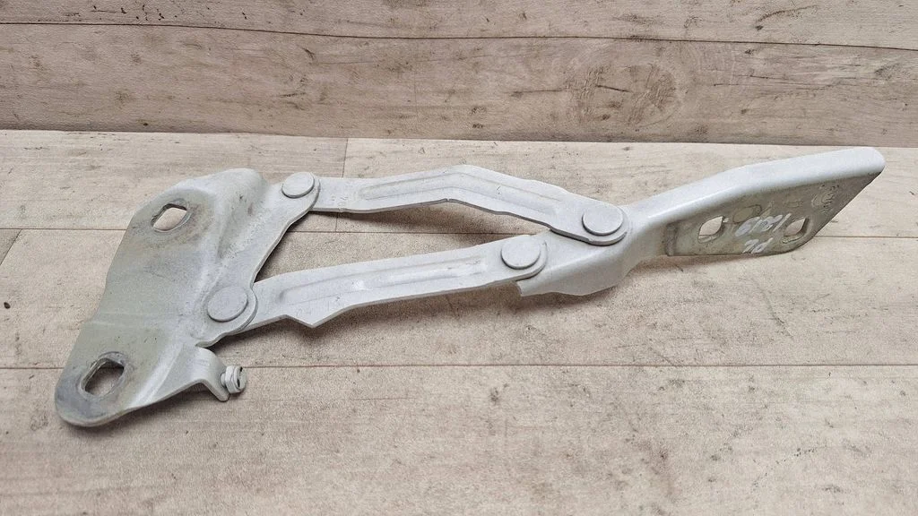 Engine bonnet/hood hinges KK3116801AA