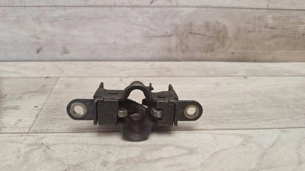 Engine bonnet/hood lock/catch