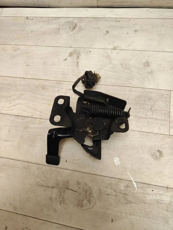 Engine bonnet/hood lock/catch