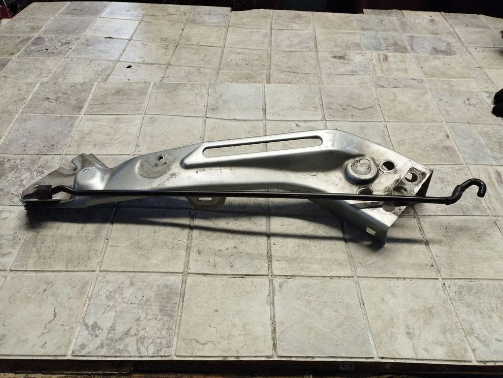 Motora pārsega balsta kātiņš F063102