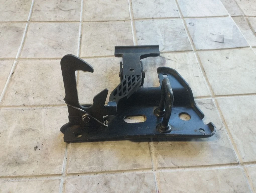 Engine bonnet/hood lock/latch loop/hook – Audi A6 Allroad C6 (2006-2011)