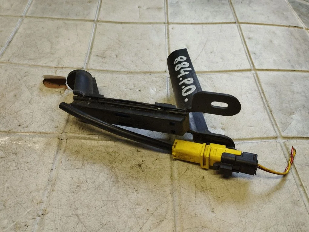 Fender mounting bracket – front right