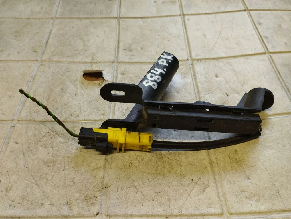 Fender mounting bracket – front left