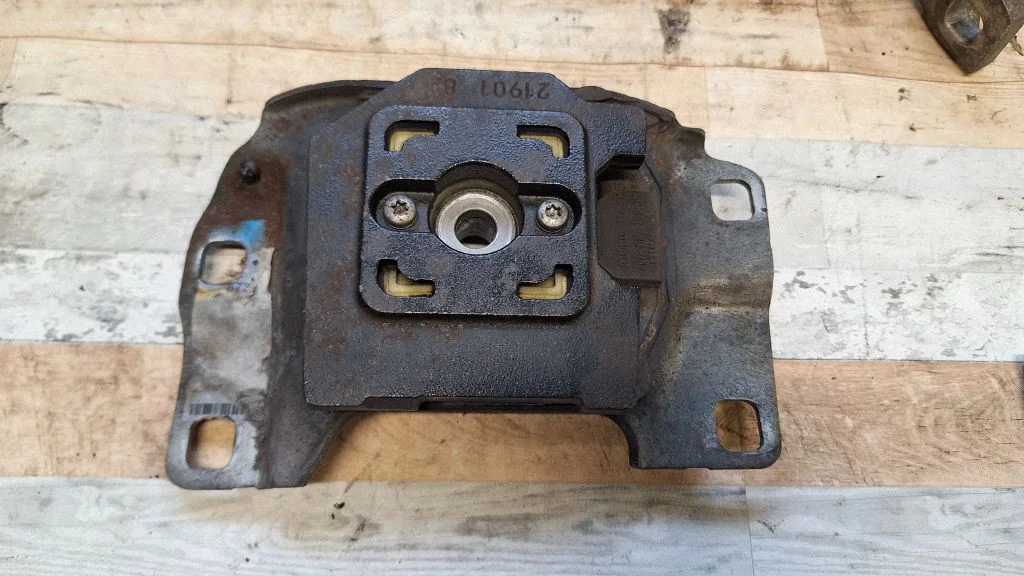 Gearbox mount V617M121