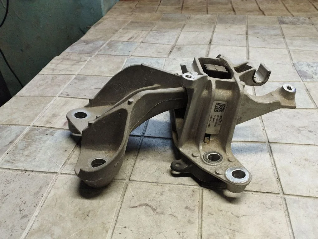 Gearbox mount 39037511