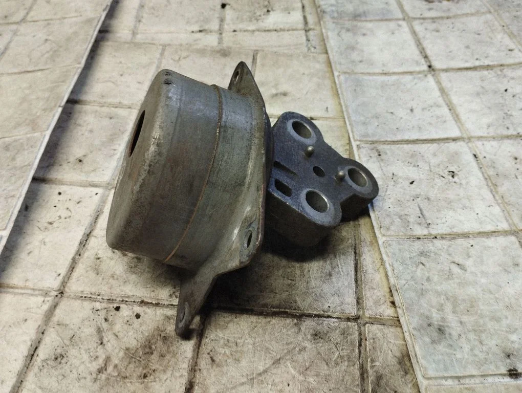 Gearbox mount 1768781