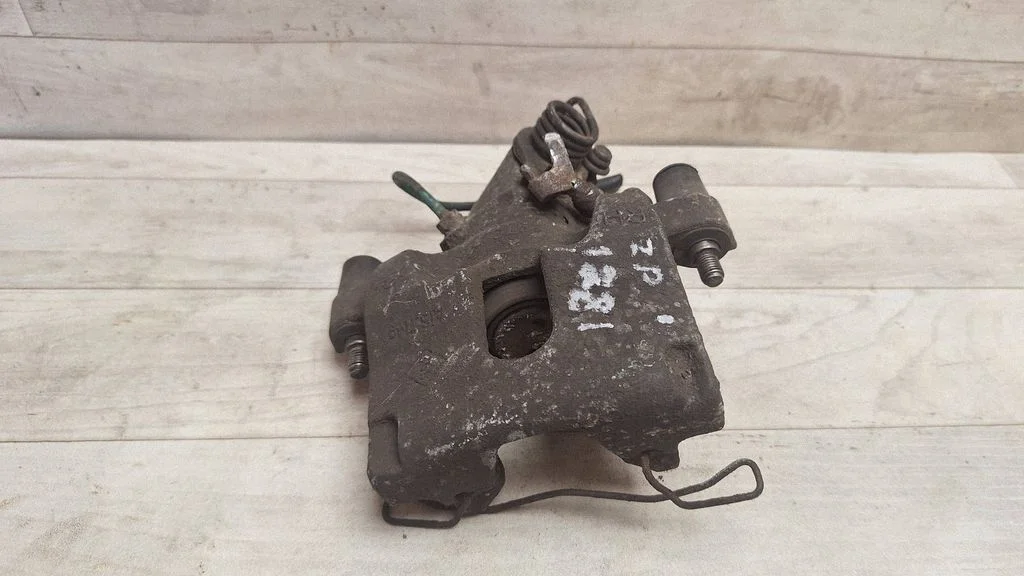 Rear brake caliper – rear right