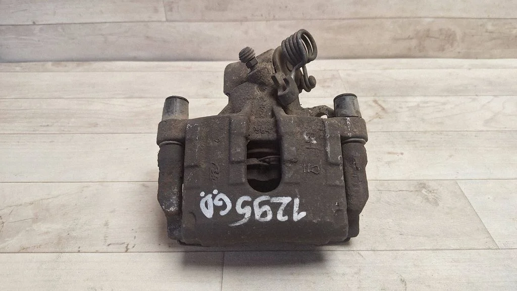 Rear brake caliper – rear right