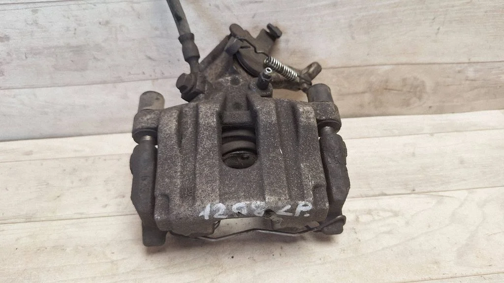 Rear brake caliper – rear right